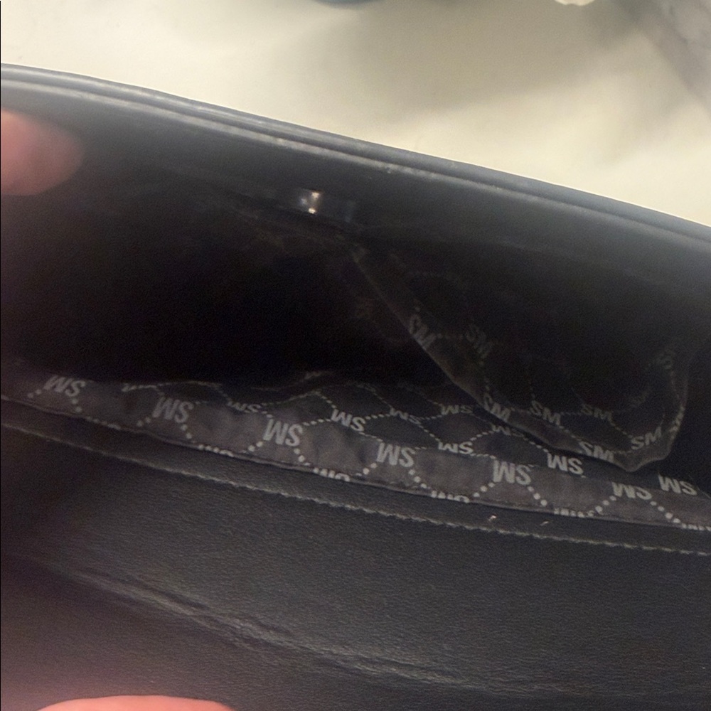 Steve Madden Sleek Black Messenger Bag - Picture 4 of 5
